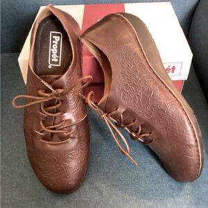 Propet “Chantel” tie shoes, embossed leather, size 8.5 XX (4E) wide, brown